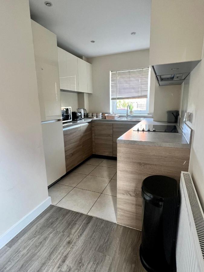 Spacious 2-Bedroom House With Free Parking Chatham  Eksteriør bilde