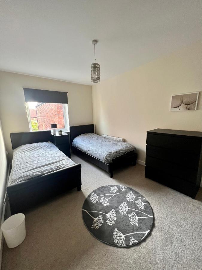 Spacious 2-Bedroom House With Free Parking Chatham  Eksteriør bilde