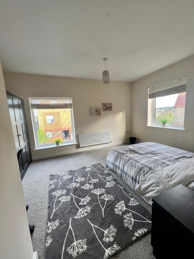 Spacious 2-Bedroom House With Free Parking Chatham  Eksteriør bilde