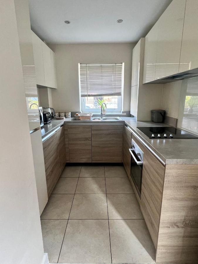 Spacious 2-Bedroom House With Free Parking Chatham  Eksteriør bilde