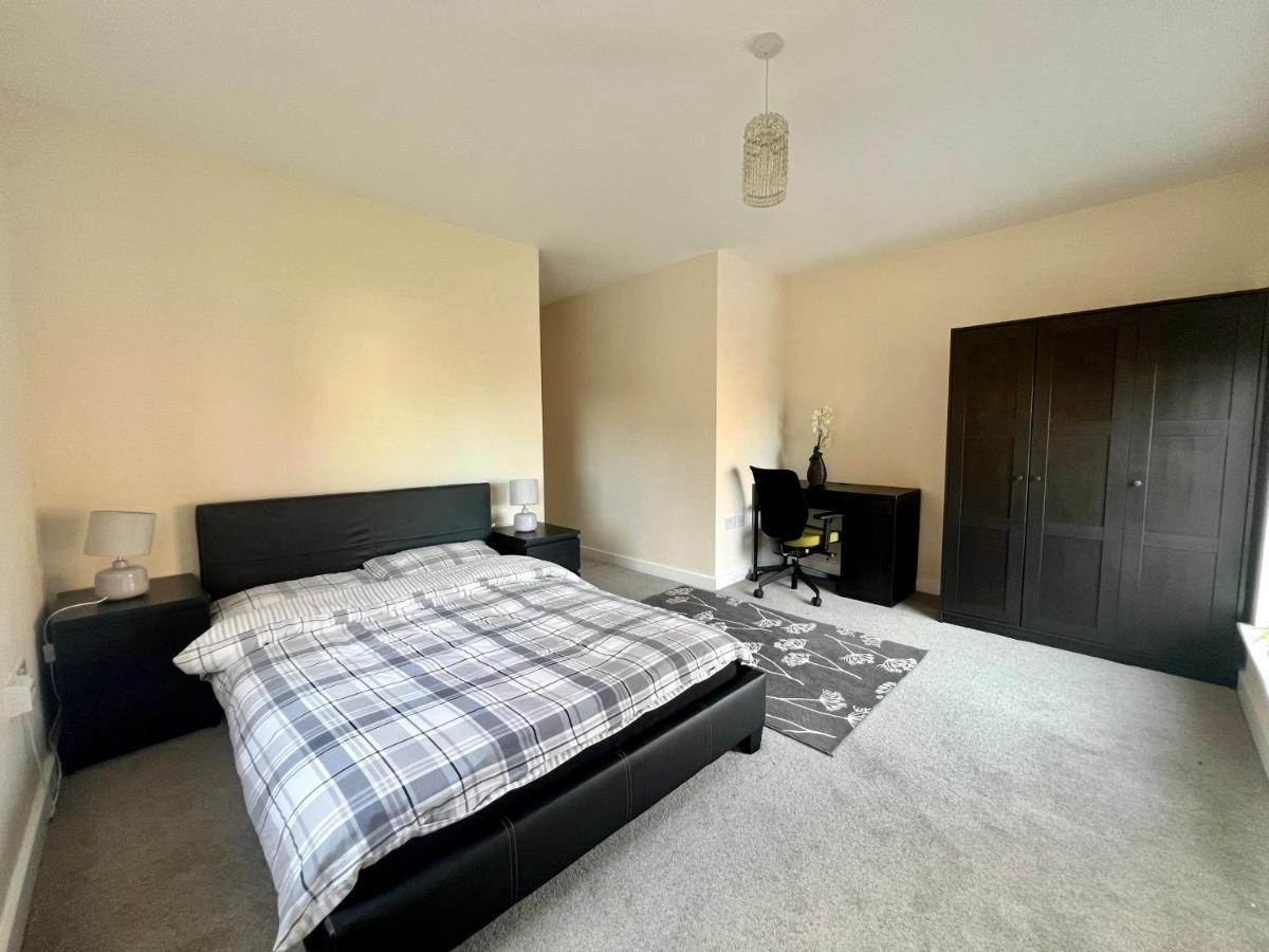 Spacious 2-Bedroom House With Free Parking Chatham  Eksteriør bilde