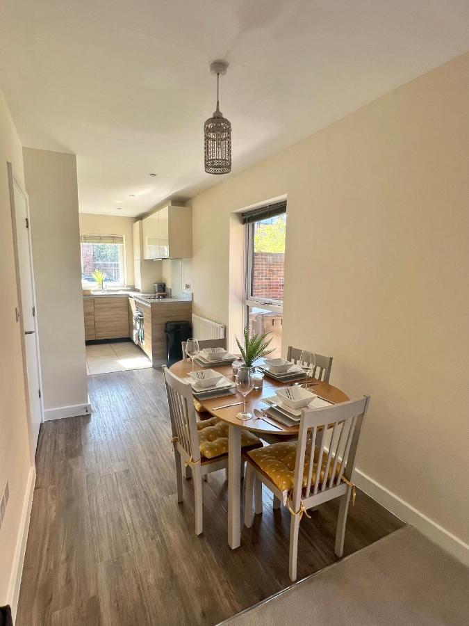 Spacious 2-Bedroom House With Free Parking Chatham  Eksteriør bilde