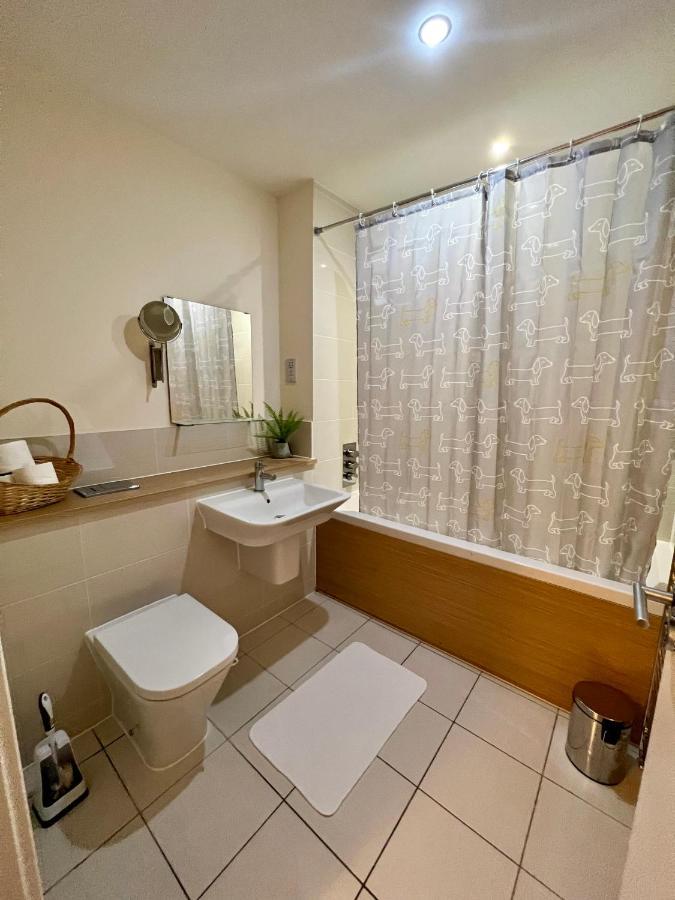 Spacious 2-Bedroom House With Free Parking Chatham  Eksteriør bilde