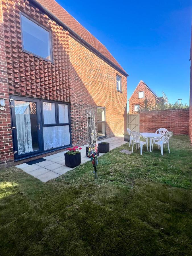 Spacious 2-Bedroom House With Free Parking Chatham  Eksteriør bilde