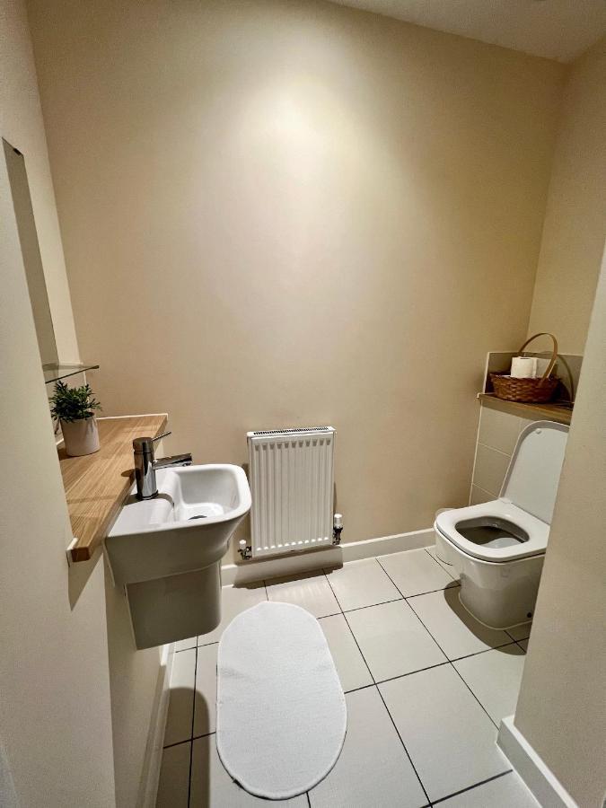 Spacious 2-Bedroom House With Free Parking Chatham  Eksteriør bilde